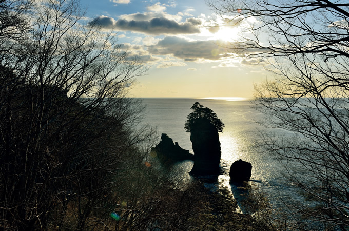 三王岩。宮古市田老にある海岸景勝地で，県の指定天然記念物