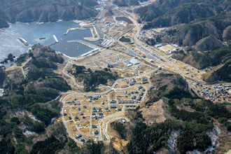 写真：上空からみた田老地区。写真手前が「三王団地」