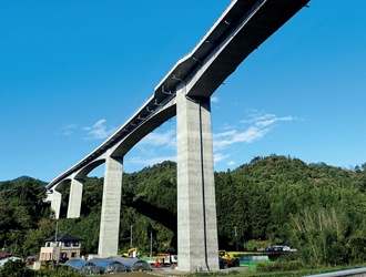 写真：システムを初適用した国道115号相馬福島道路月舘高架橋