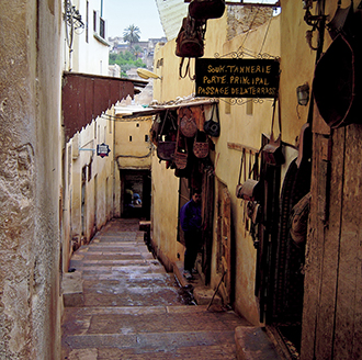 写真：旧市街の皮革用品店と階段状の街路