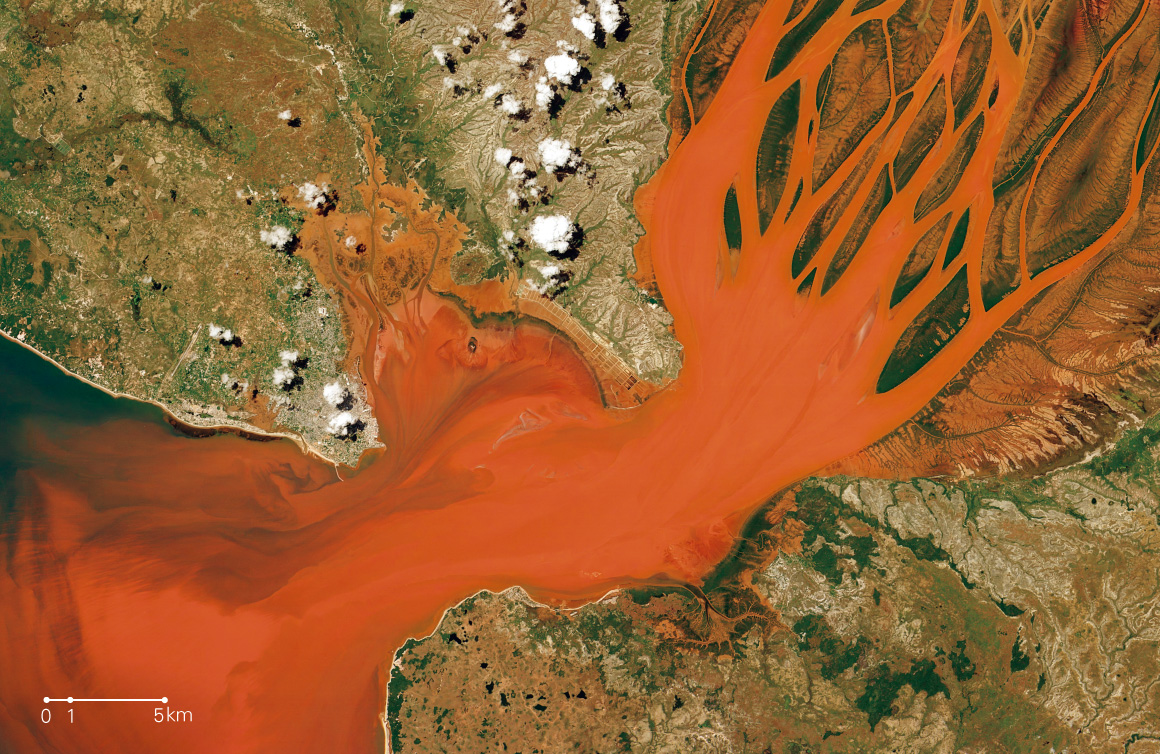 図版：マングローブの赤い川（べツィボカ川，マダガスカル）