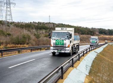図版：当工事で整備した専用道路と輸送車両