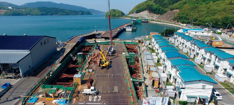 図版：雨水貯水施設の現場上空から万石浦を望む（2019年5月）