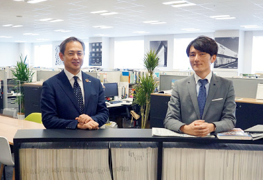 図版：左は小松部長。右はオフィスWGリーダーの三谷主査