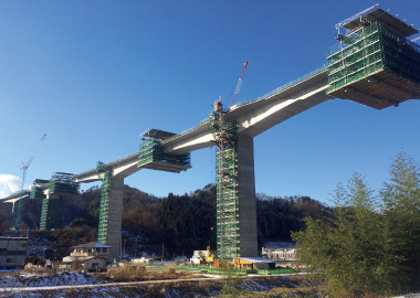 図版：国道115号月舘高架橋上部工PCケーブル緊張作業時