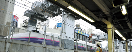 神田駅ホームから初電を確認。架設した橋脚の直下を新幹線が通り抜けるの写真