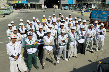 写真：職職長会のメンバー。「優秀な人材が揃った」と勝森所長