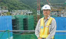 写真：山本徹工事事務所長。設計した橋梁の施工を自ら手掛ける