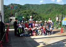 写真：地元小学生の現場見学。注目度が高く，見学者が絶えない