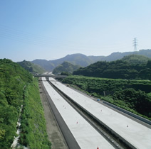 写真：まっすぐに伸びる新東名