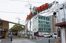 写真：名鉄名古屋本線「中京競馬場前」駅前の風景。左手には遊歩道『フローラルウォーク』が続く