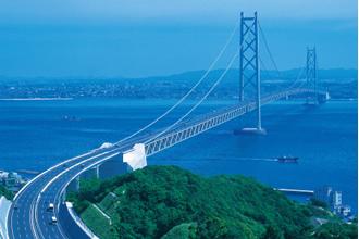 図版：1998年に完成した明石海峡大橋