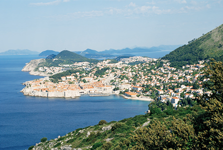 写真：アドリア海に突き出た城壁都市，ドゥブロブニクの全景