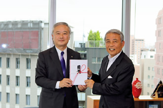 写真：九州経済連合会・麻生泰会長（右）と河野九州支店長