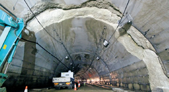 写真：俵山トンネル崩落現場（写真提供：熊本県）