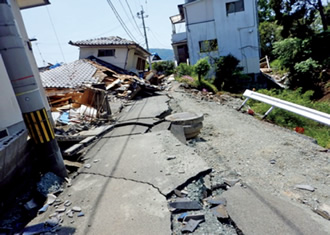 写真：震度7（激震）を受けた益城町の住宅被害
