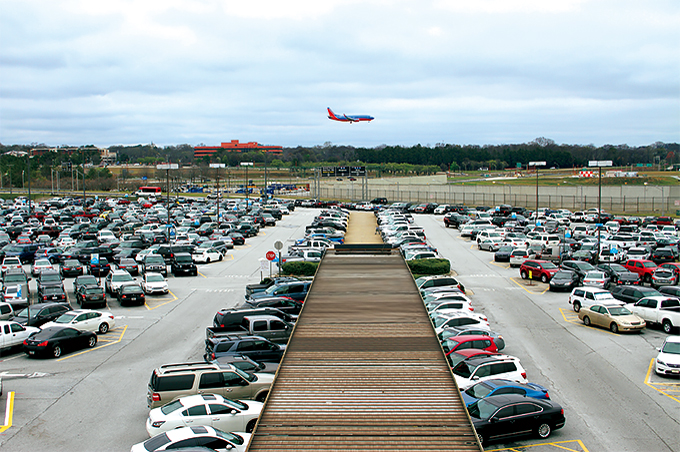 写真：3万台収容の駐車場が空港ターミナルを囲む