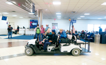写真：アトランタ国際空港では，障がい者や高齢者のために移動を助けるカートが用意されている