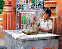 写真：街角で水を売る少年