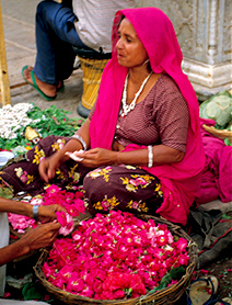 写真：花を売る女性。花とサリーの色が合っている