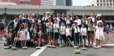 写真：日本橋橋洗いに参加した社員とその家族