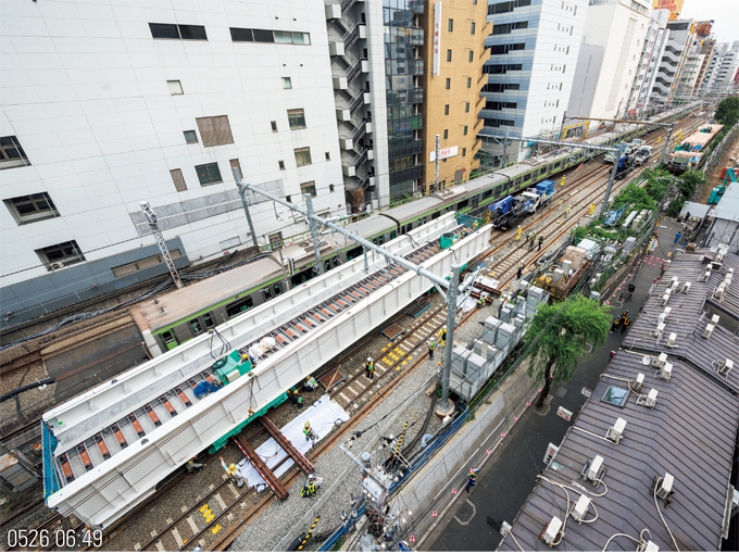 写真：埼京下り線へ横取りを行い縦取りへ向かう