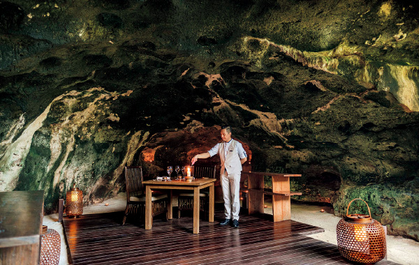図版：洞窟のなかの「ケイブ・レストラン」