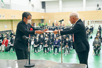 図版：勝治東北支店長（左）へ感謝状贈呈