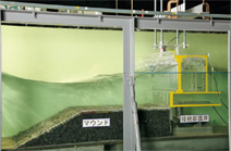 写真：水理模型実験で接続部護岸の設計を検証