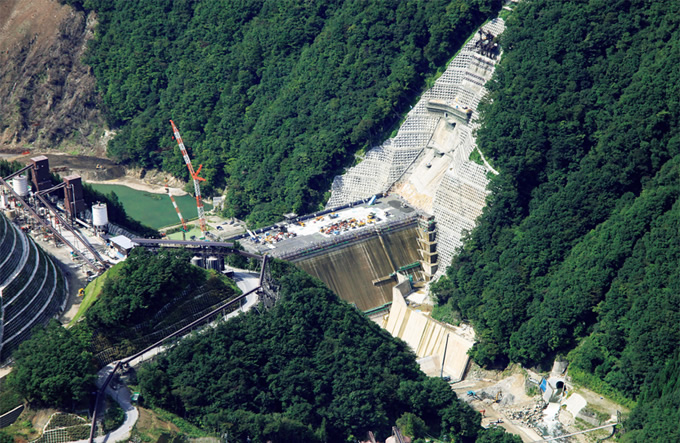 写真：ダムサイト全景を下流から望む