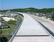 写真：新東名高速道路 浜北高架橋 （横浜支店 5月）