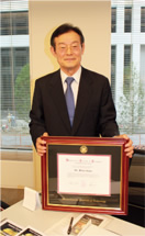 写真：MITから贈られた表彰状と庄子幹雄顧問