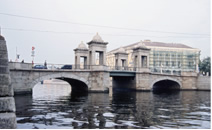 写真：ロモノソフ橋（1780年代完成，1910年架替え）
