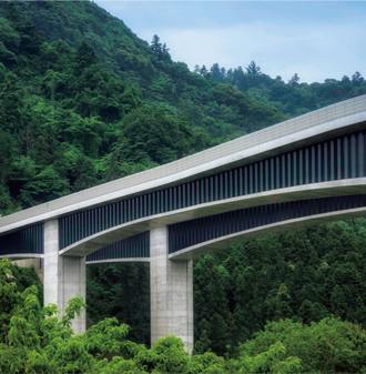 写真：首都圏中央連絡自動車道 裏高尾橋