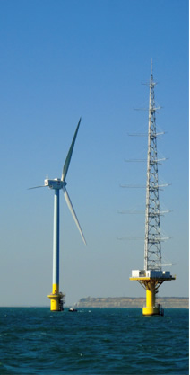 写真：洋上風車（左）と風況観測タワー