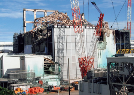 写真：福島第一原子力発電所3号機原子炉建屋では，瓦礫解体・除去作業が無人化施工で行われている