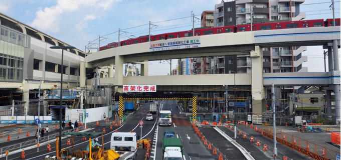 写真：鉄道と道路が立体交差する京急蒲田駅付近。国道15号を横切る踏切は撤去された