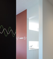  写真：居室間をつなぐグラフィックは，交流電源を連想させる