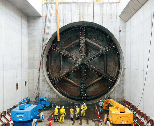 写真：「国道357号東京港トンネル工事」で地上到達を果たしたシールドマシン。