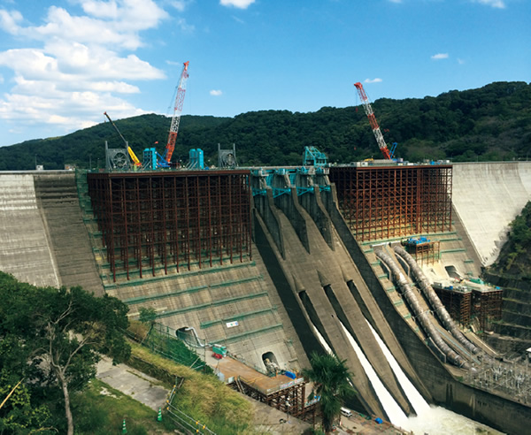 写真：既存ダムのリニューアル工事が盛んに行われている。