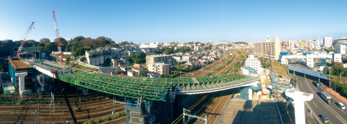 写真：「横浜環状北線交差部新設工事」は，国内でも類をみない高難度の工事