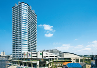 写真：集合住宅を核とした複合施設「長津田マークタウン」