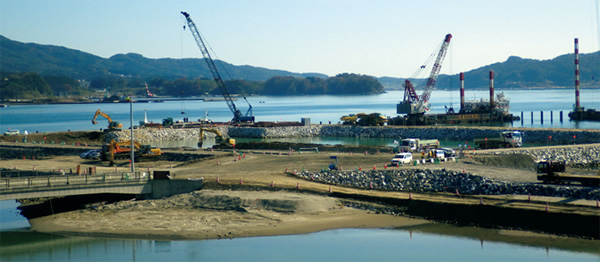 写真：陸前高田市で行われている防潮堤の築造工事