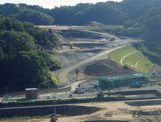 図版：造成を急ぐ岩手県宮古市田老地区のまちづくり事業