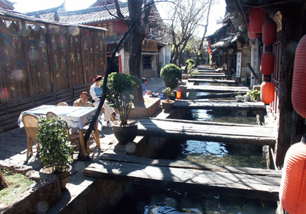 写真：板橋がリズミカルに架けられ，店先の赤い提灯がアクセントになっている