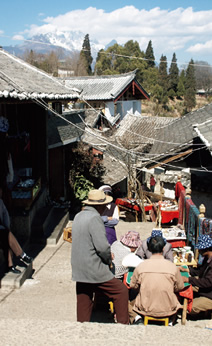 写真：常春の気候の中，屋外でゲームに興じる人たち