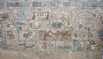 写真：壁に描かれたトンパ文字