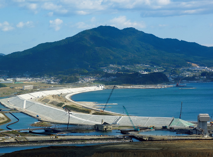 写真：陸前高田市の防潮堤工事