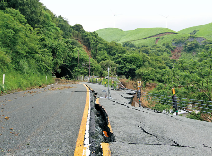 写真：熊本地震の被害状況。道路や土砂が大きく崩壊している