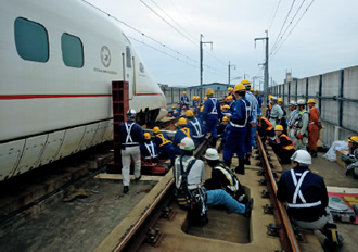 写真：九州新幹線脱線対応の様子
